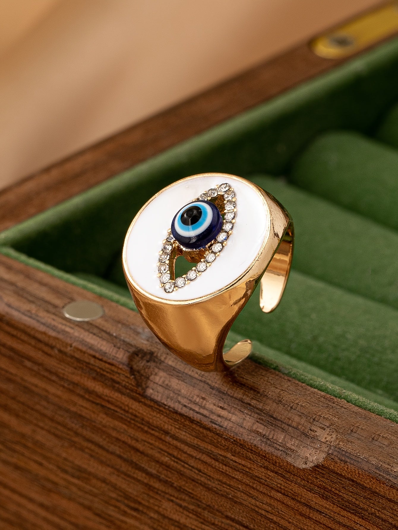 One Fashionable and Elegant Metal Enamel Glaze Devil's Eye Ring for Women's Daily Wear